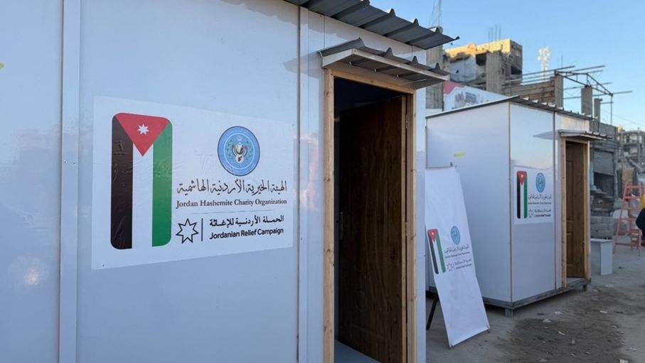 الخيرية الأردنية تبدأ تصنيع وتركيب وتوزيع المنازل المتنقلة من داخل غزة