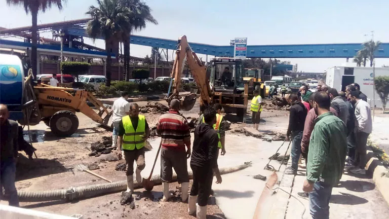 الدفع بـ 15 سيارة صرف.. جهود مستمرة لإصلاح خط مياه رئيسي بالإسكندرية