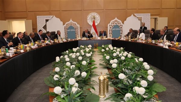 وزيرا الكهرباء والبترول يشاركان فريق العمل الإفطار ويتابعان توفير الوقود لتأمين التغذية