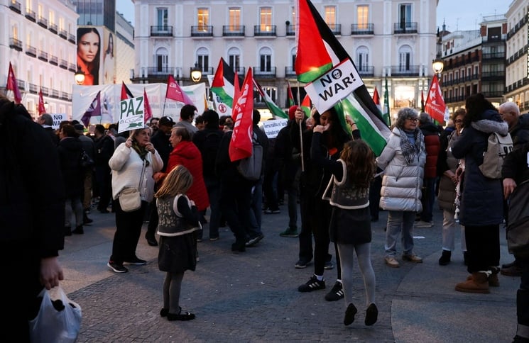 احتجاج أمام البرلمان الإسباني للمطالبة بوقف تجارة الأسلحة مع إسرائيل