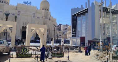 مشروع تطوير ميدان المساجد بدأت ملامحه تخرج للنور.. إقامة باكيات للمحلات التجارية فى الجهة الخلفية وإقامة بوابات وتطوير الساحة الداخلية للميدان.. والتصميمات استغرقت عام كامل وتكلفة التنفيذ 271 مليون جن