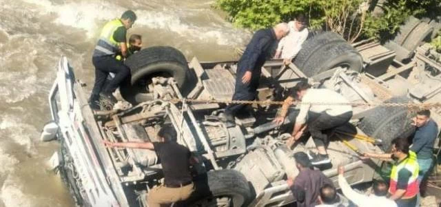 ابتلعها النهر أمام أعين الجميع.. كابوس مرعب يطارد حافلة في أربيل!