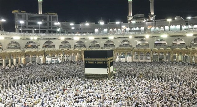 بأول أيام عيد الأضحى.. الحجاج يرمون جمرة العقبة الكبرى