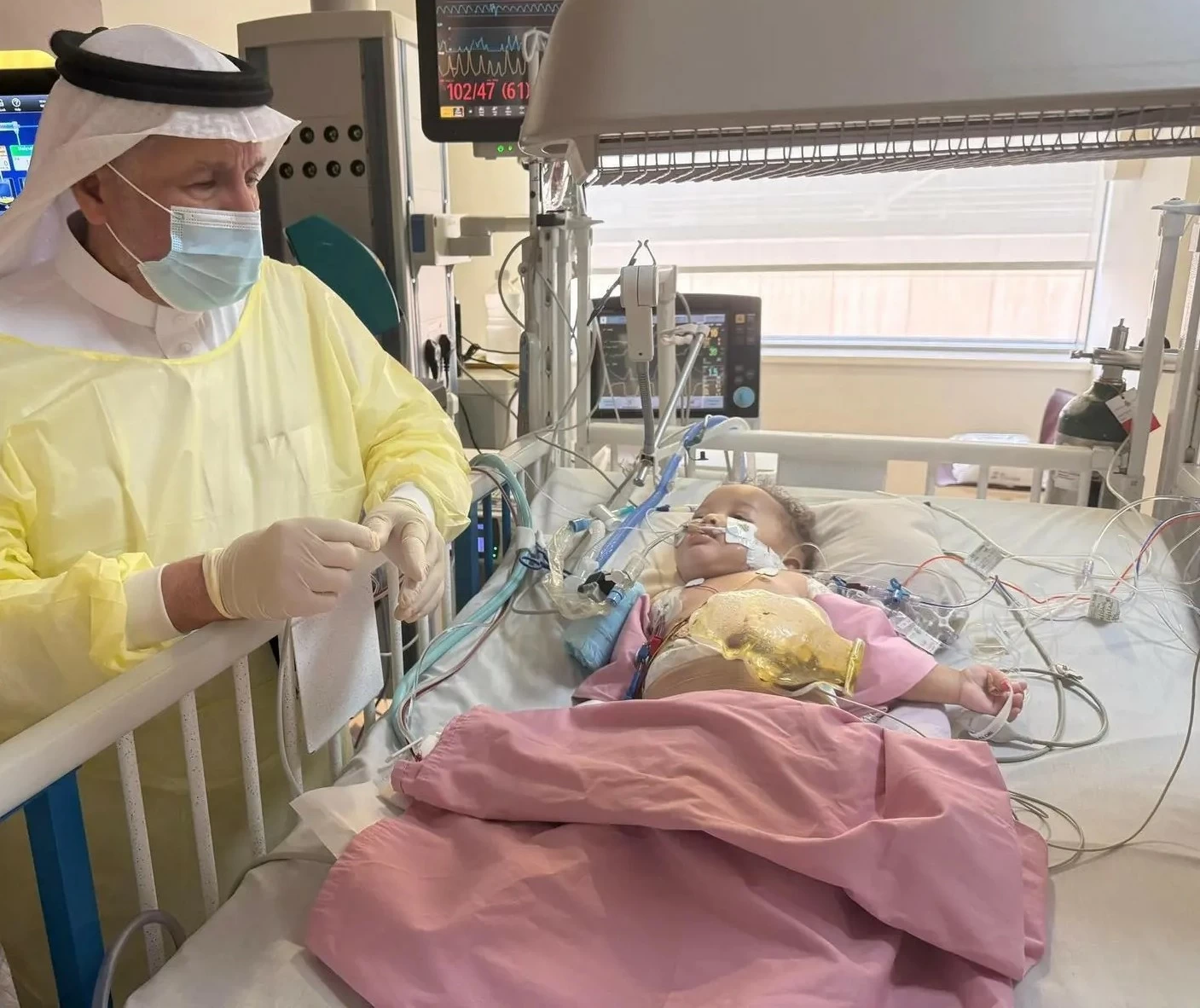 الربيعة: استقرار حالة التوأم الصومالي «رحمة ورملا» بعد مرور 4 أيام من عملية فصلهما الناجحة