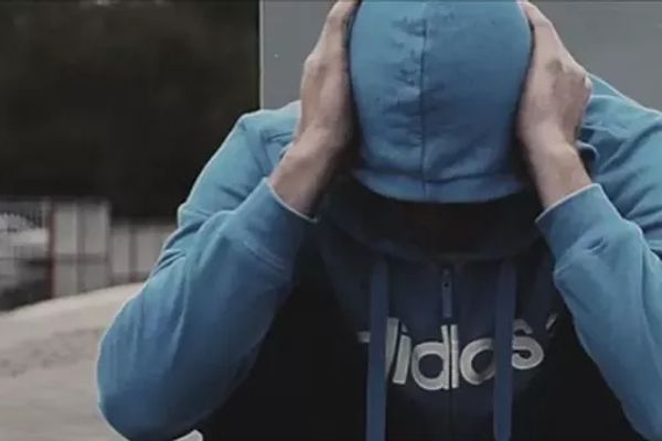القلق الصامت عند الشباب.. لماذا أصبح أزمة العصر؟