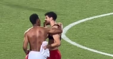 بن رمضان يتبادل قميصه مع الجزيرى بعد مباراة الأهلى والزمالك