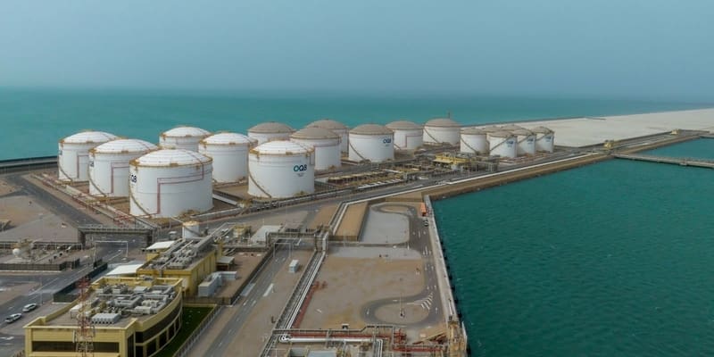 قطر والإمارات تدينان الهجوم على ميناء صلالة وتعبران عن تضامنهما الكامل