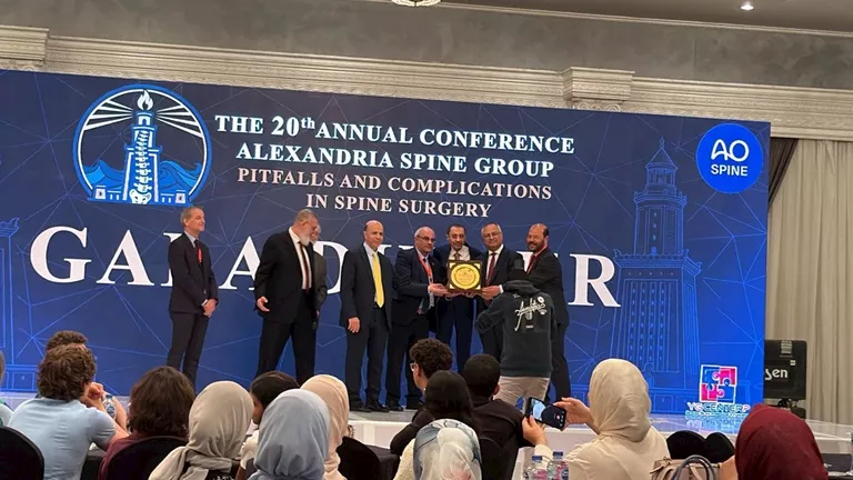 مؤتمر الإسكندرية السنوي للعمود الفقري يكرم عميد طب بنين الأزهر