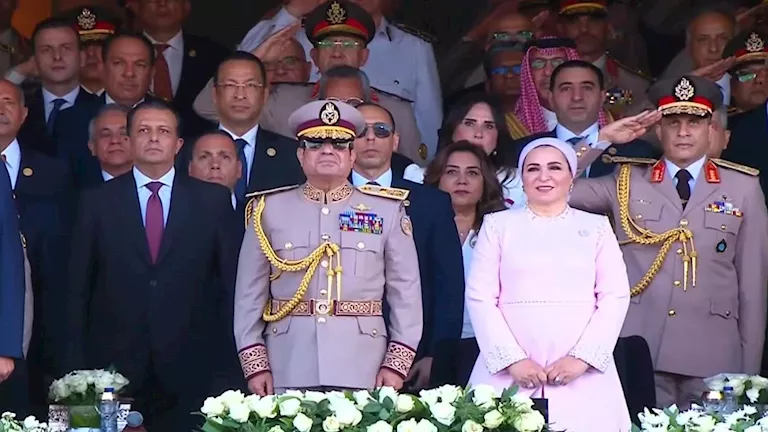 السيسي وقرينته يؤدّيان السلام الوطني خلال افتتاح مقر القيادة الإستراتي