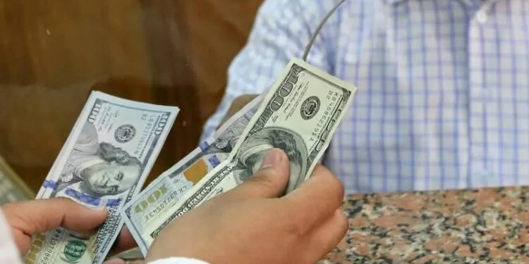 تحويلات المصريين بالخارج ترتفع 32% وتصل لـ34.9 مليار دولار