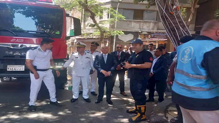 صور.. إخماد حريق بعقار في الدرب الأحمر