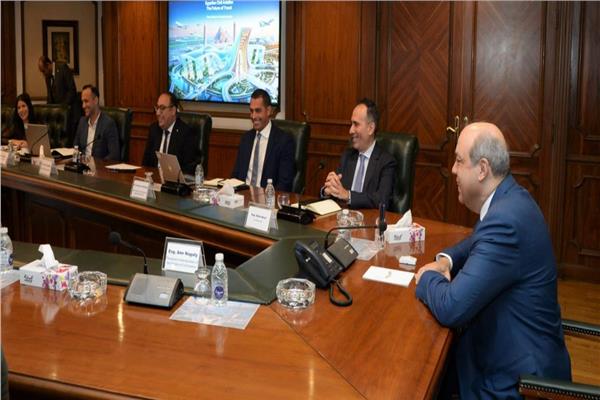وزير الطيران المدنى : التوسع في الحلول الرقمية و الذكاء الاصطناعي يعزز كفاءة التشغيل ويدعم تطوير تجربة السفر بالمطارات المصرية.