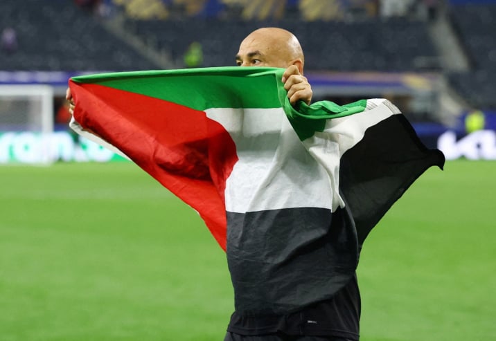 تفاعل واسع مع رفع مدرب منتخب مصر حسام حسن علم فلسطين وإهدائه الفوز لأهالي غزة