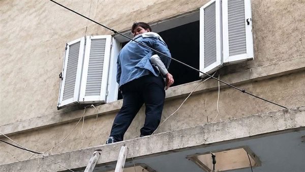 مشهد أبكى الآلاف| فيديو أب يتسلق سلمًا لرؤية ابنه في عيد الأضحى