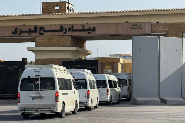 إنشاء إسرائيل معبرا للمسافرين على حدود رفح يثير المخاوف من خطط التهجير وبناء “المدينة الإنسانية”