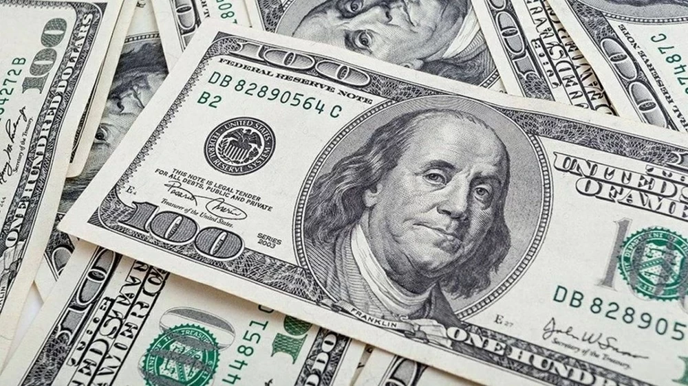 الدولار يحافظ على قوته مع ارتفاع أسعار النفط