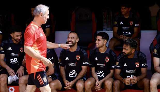 خاص.. الأهلي يطالب جناحه بتوفير عروض لبيعه في الصيف