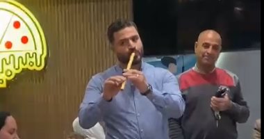عازف ناى قبطى يفاجئ الصائمين فى الإفطار بالمنيا