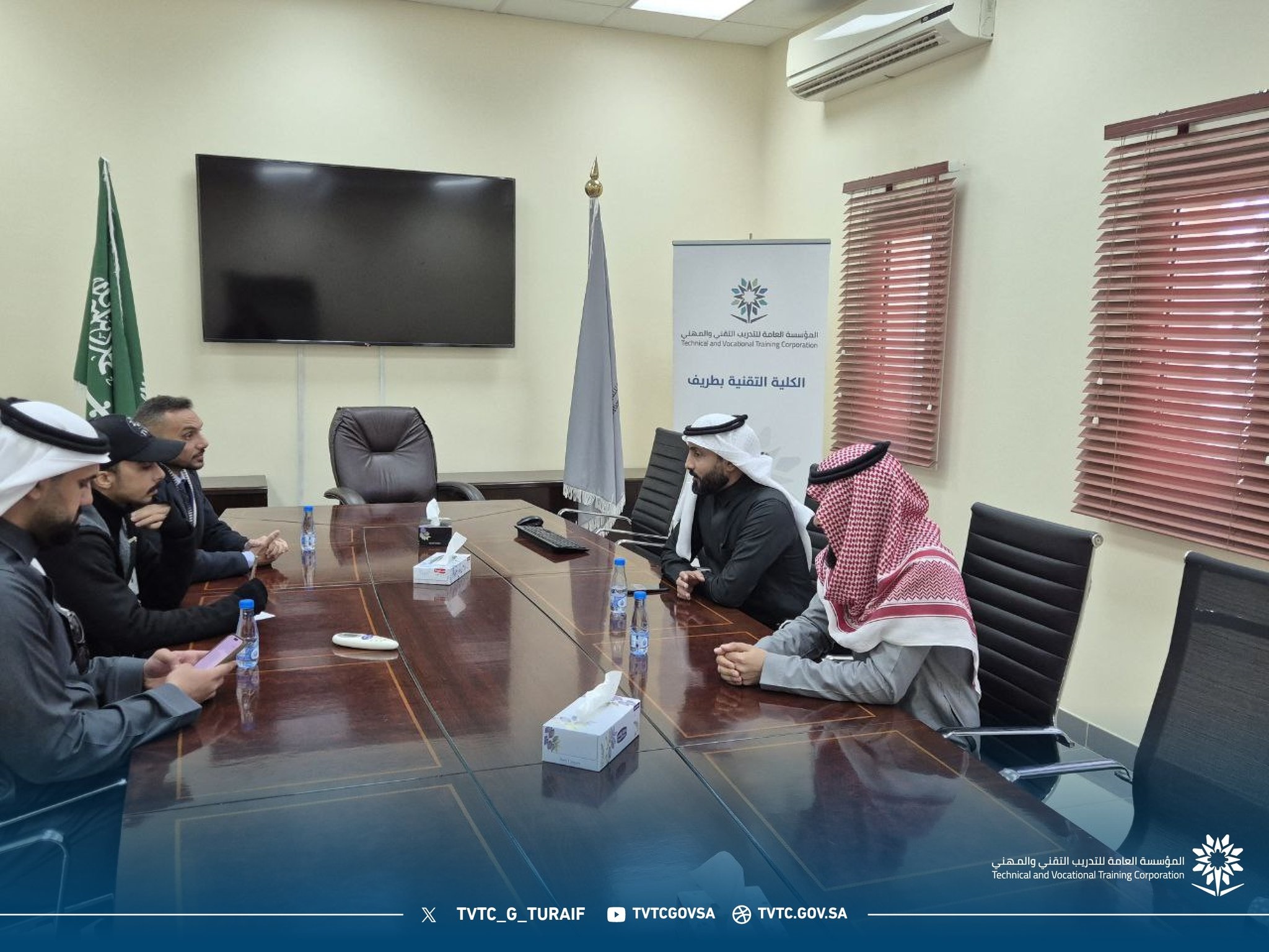 بالصور.. مدير مدارس الوعد النموذجية يزور الكلية التقنية بطريف