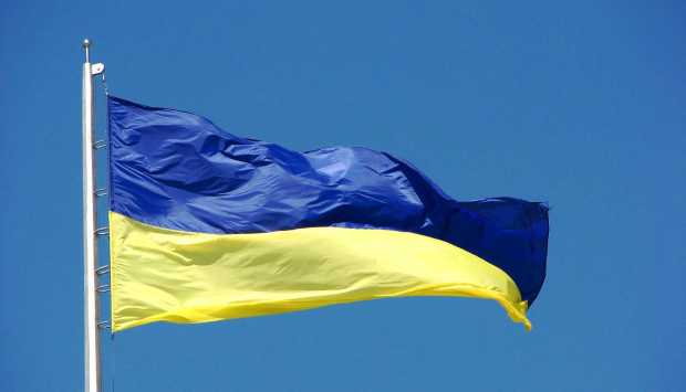 المركز الأوكراني للحوار: قطع المساعدات الأمريكية يضع كييف أمام خيارات مريرة