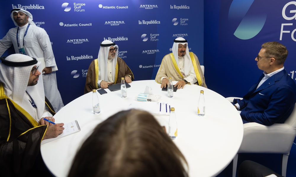 ممثل سمو أمير البلاد سمو رئيس مجلس الوزراء يلتقي رئيس فنلندا على هامش القمة الأوروبية الخليجية باليونان