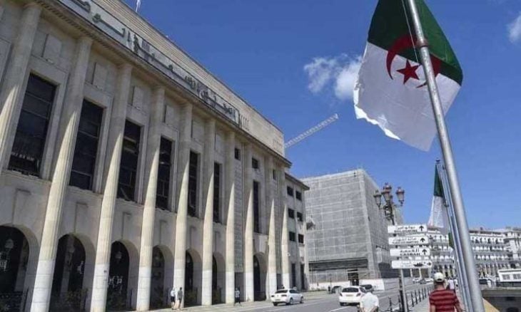 الجزائر.. مناقشة تعديلات في مشروع قانون الأحزاب تحظر رفع راية أخرى غير علم البلاد