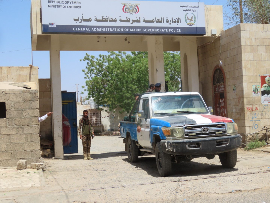 شرطة مأرب تفتح تحققاً في وفاة شاب عُثر عليه متوفياً في الصحراء