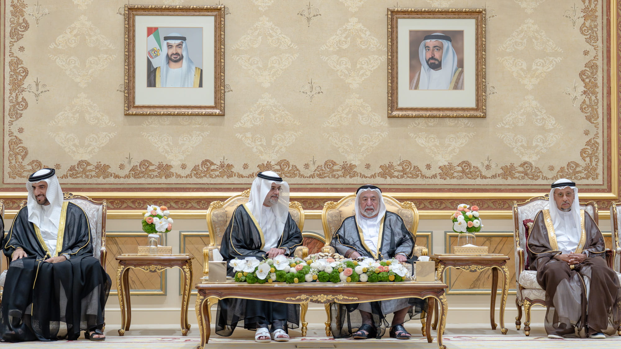 حاكم الشارقة يتلقى تهاني الشيوخ والمسؤولين والمواطنين بعيد الأضحى