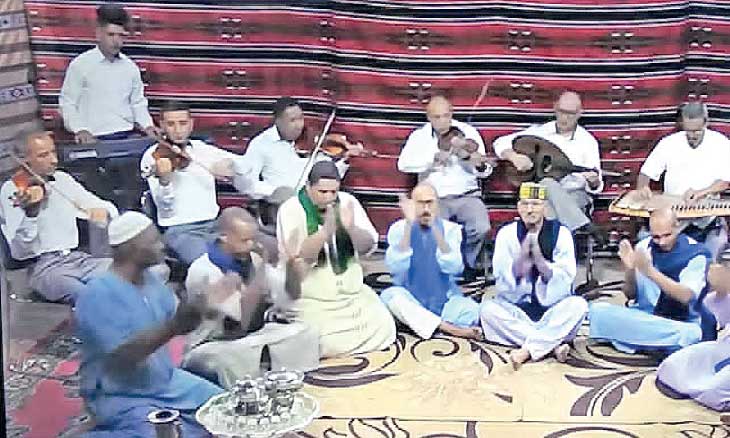 «الزمان طويل»… أغنية الحزن والزهو في صحراء الجزائر