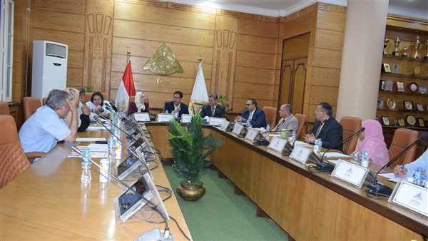 رئيس جامعة بنها يترأس اجتماع لجنة المنشآت ويتابع معدلات التنفيذ