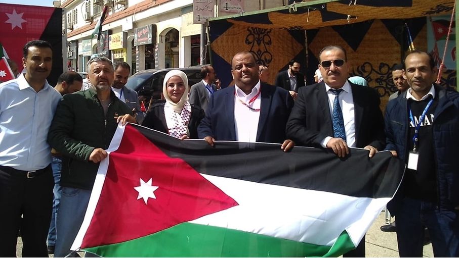 مادبا وذيبان تتزينان بالعلم الاردني في يوم الوطن