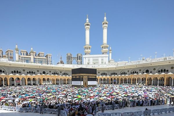 حُجّاج بيت الله الحرام يُنهون مناسك الحجّ لهذا العام