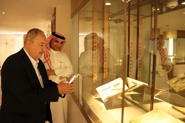 مركز الملك فيصل يستقبل رئيس مجلس إدارة مركز زين للتوثيق والبحوث