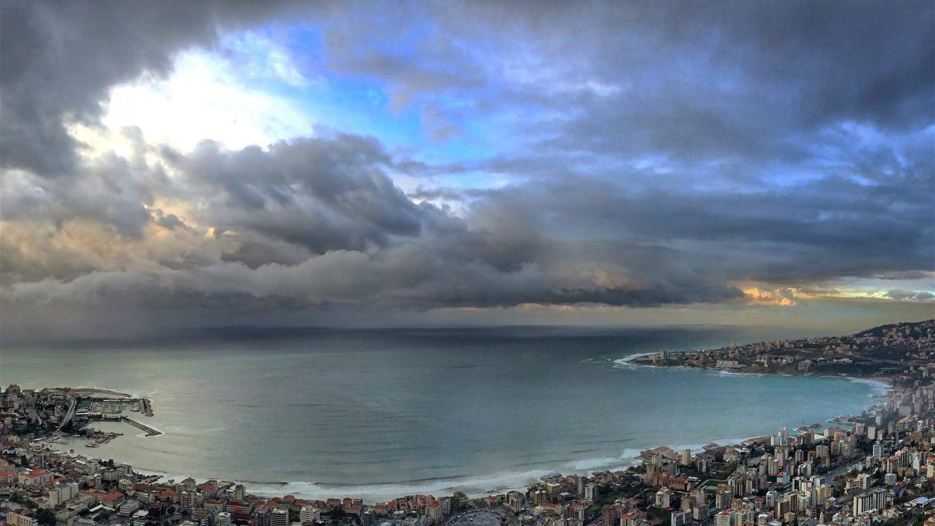 الطقس في لبنان.. منخفض جوي يسيطر مساءً والطقس غدًا ماطر بغزارة والثلوج على 900 متر