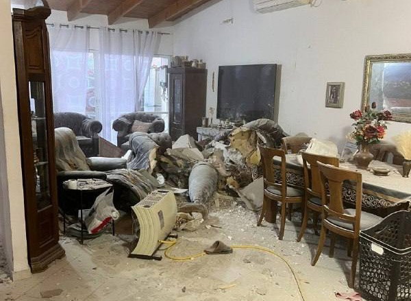 سقوط شظايا صاروخ على منزل في رحوفوت بمنطقة المركز.. و تسجيل إصابات بينها سيدة بحالة طفيفة