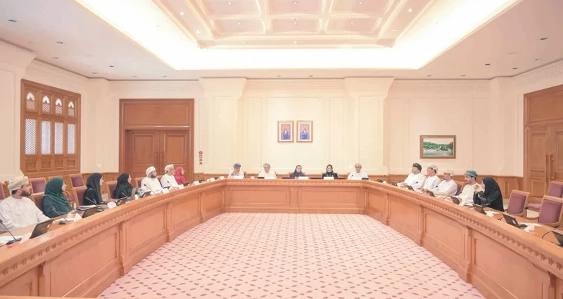 مناقشة «سياسات وتشريعات دور الأسرة العمانية فـي ظل الثورة الرقمية»