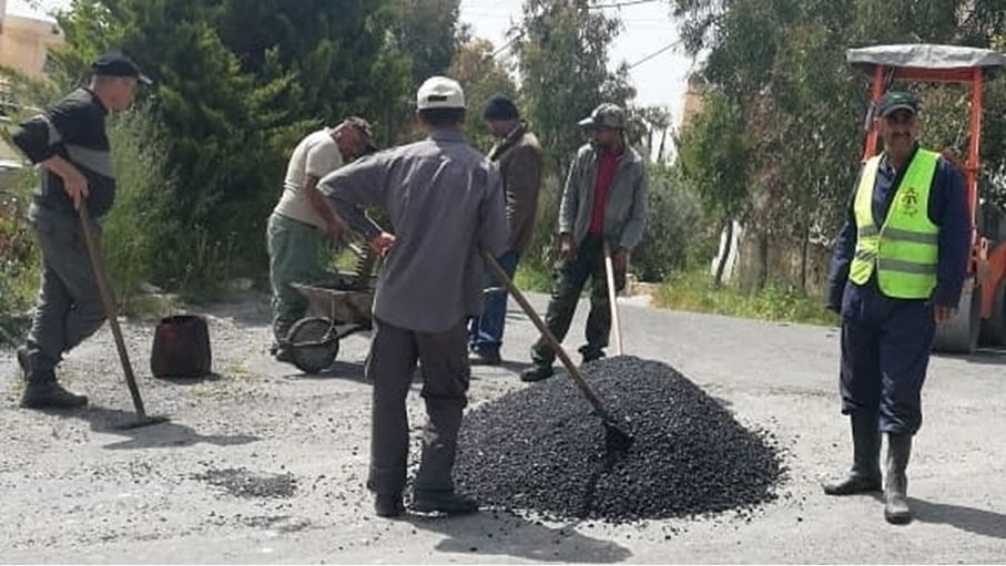 بلدية السلط تبحث تنظيم إعادة أوضاع حفريات البنية التحتية