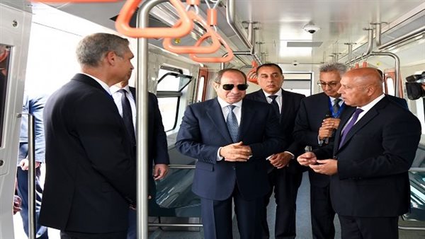 السيسي يتفقد عربة مترو شركة نيرك ويلتقط صورة تذكارية مع العمال (صور)