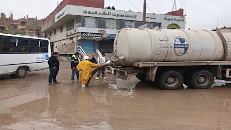 استمرار رفع تجمعات مياه الأمطار من الشوارع والطرق الرئيسية بالقليوبية