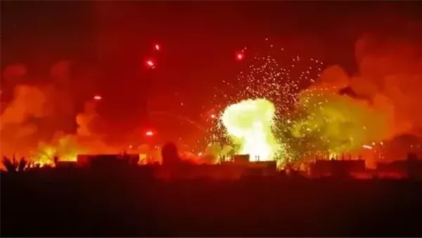 لحظة تصاعد أعمدة الدخان من السفارة الامريكية في بغداد بعد استهدافها بمسيرة انتحارية (فيديو)