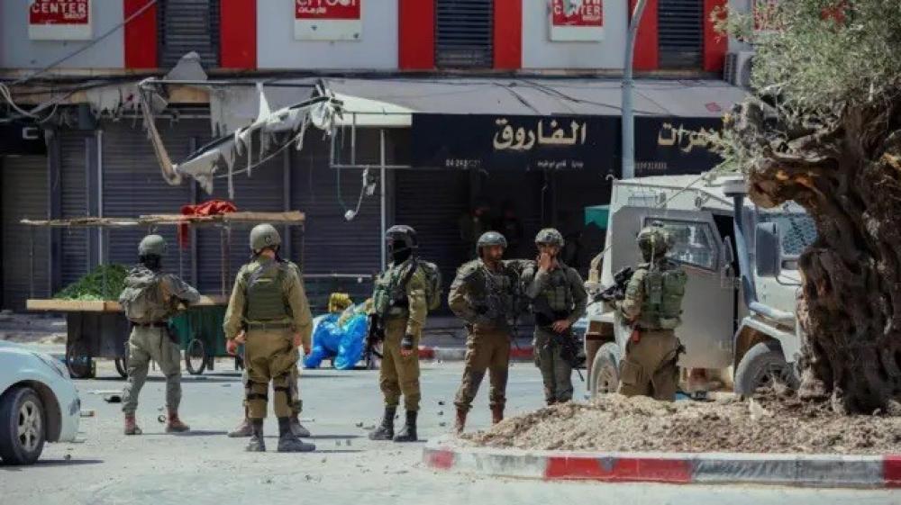 بينهم طلبة ومحررين.. اعتقالات تطال فلسطينيين بمداهمات في الضفة والقدس