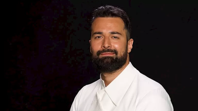 بعد شائعات الزواج.. أحمد حاتم يرد بصورة بالذكاء الاصطناعي والجمهور