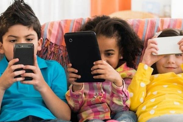 اليونان تحظر استخدام وسائل التواصل الاجتماعي لمن هم دون 15 عامًا