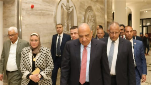 وقت الإفطار، وزير الكهرباء يطمئن على توفير الطاقة من المركز القومي للتحكم