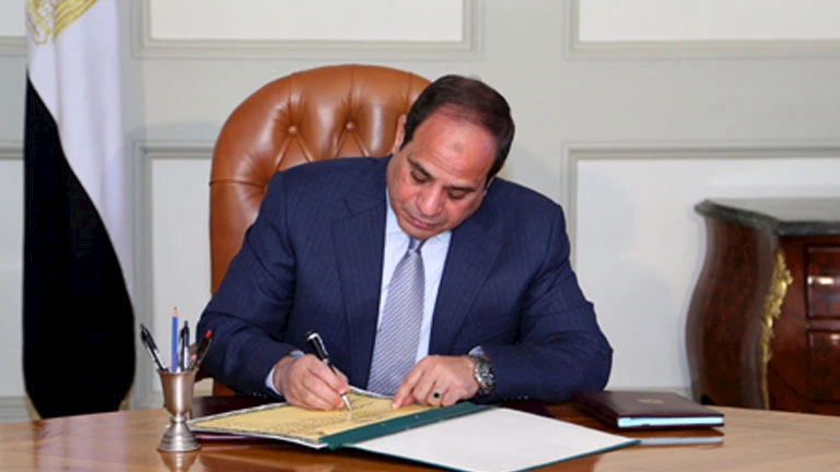 السيسي يصدر قرارًا بترقية قائديّ القوات البحرية والجوية لرتبة الفريق