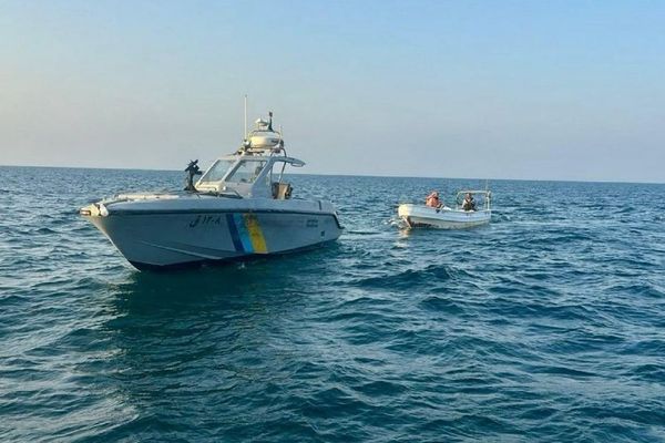 حرس الحدود في جازان ينقذ شخصين تعطلت واسطتهما البحرية