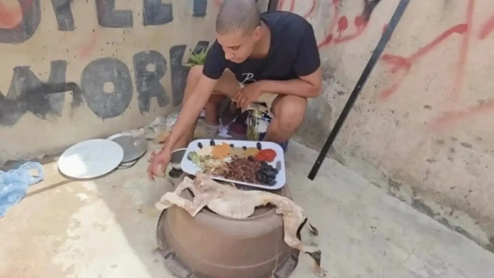 بدل الخروف.. بلوغر عربي يشوي كلباً ويفجّر غضب «السوشيال ميديا»