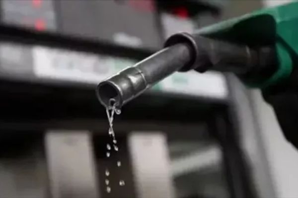 أسعار البنزين في الولايات المتحدة تقفز 27%.. والحرب تهدد البنوك الخليجية بخسائر ضخمة