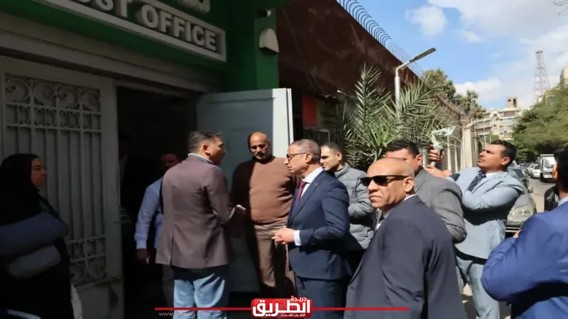 محافظ الجيزة يتفقد مكتب بريد بين السريات ويتابع انتظام صرف المعاشات