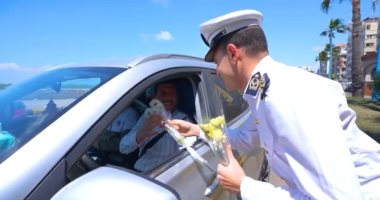 وزارة الداخلية تنشر البهجة في الميادين وتشارك المواطنين فرحة العيد (فيديو)
